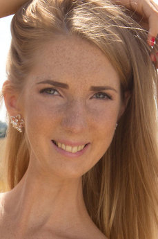 Uxlab yotgan qizlarimni kokraklarini paypaslab qoydim.