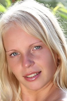 Милая красавица Olga W показывает свой прелестный загар